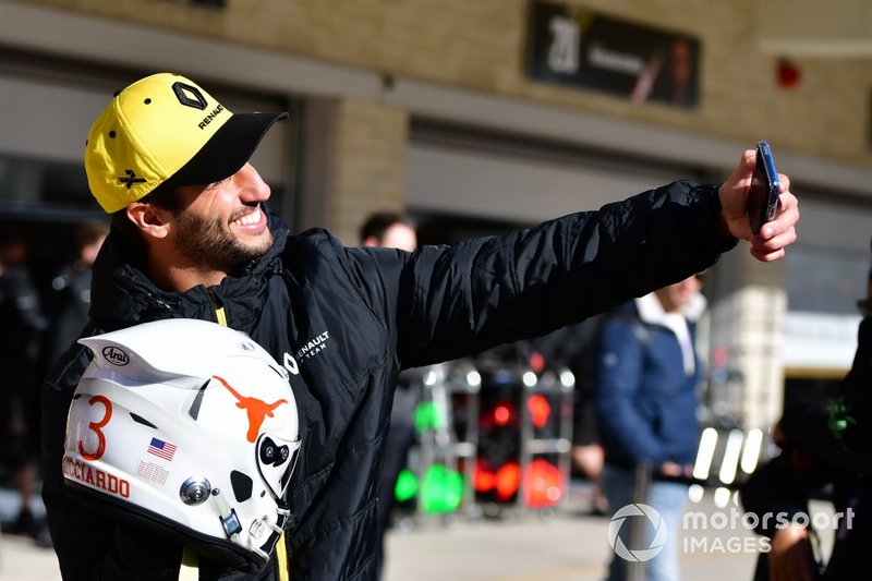 Daniel Ricciardo, Renault F1 Team, présente un nouveau design de casque