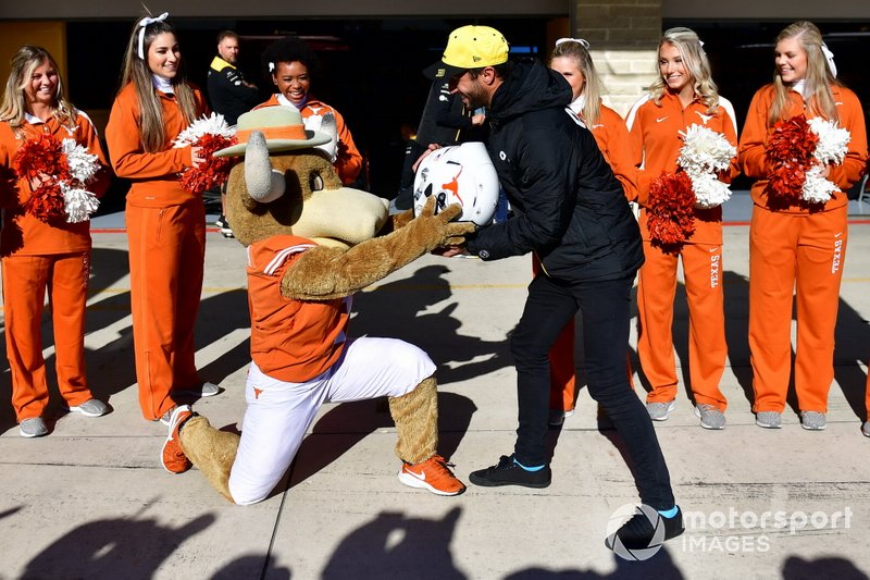 Daniel Ricciardo, du Renault F1 Team, rencontre les pom-pom girls du Texas Longhorn et affiche un nouveau design de casque