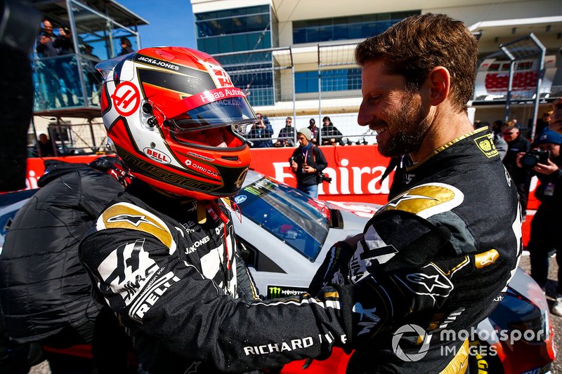 Romain Grosjean, membre de léquipe Haas F1 Team, et Kevin Magnussen, membre de léquipe Haas F1 Team, accompagnés de Tony Stewart