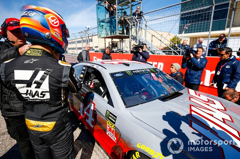 Kevin Magnussen, Haas F1 Team, monte avec Tony Stewart