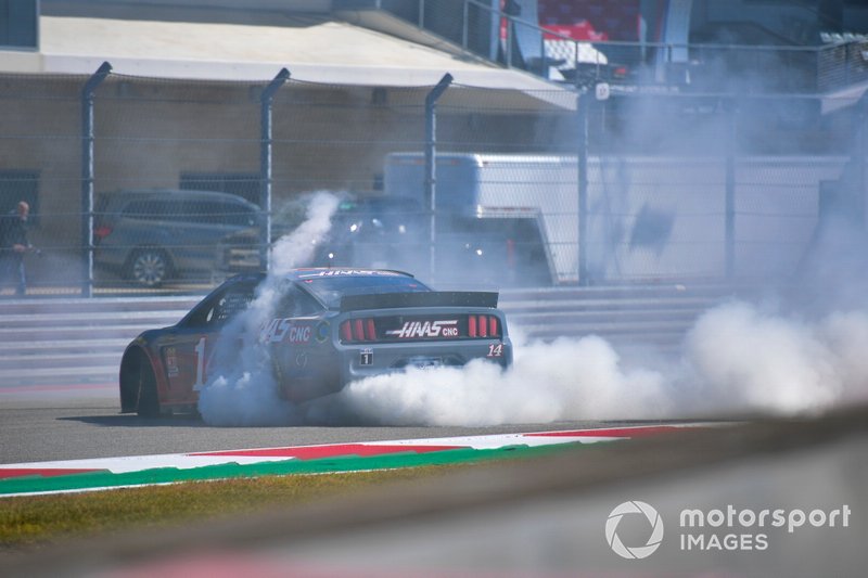Kevin Magnussen, Haas F1 Team, et Romain Grosjean, Haas F1 Team, montent à tour de rôle en NASCAR avec Tony Stewart