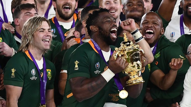La Sud-Africaine Siya Kolisi (C) soulève la Webb Ellis Cup alors qu'elle célèbre la victoire en finale de la Coupe du Monde de Rugby 2019 entre l'Angleterre et l'Afrique du Sud au Stade international Yokohama à Yokohama le 2 novembre 2019. (Photo de CHARLY TRIBALLEAU / AFP ) (Photo de CHARLY TRIBALLEAU / AFP via Getty Images)