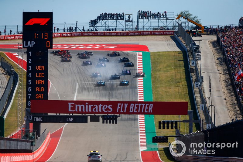 Valtteri Bottas, Mercedes AMG W10, mène le peloton au virage 1