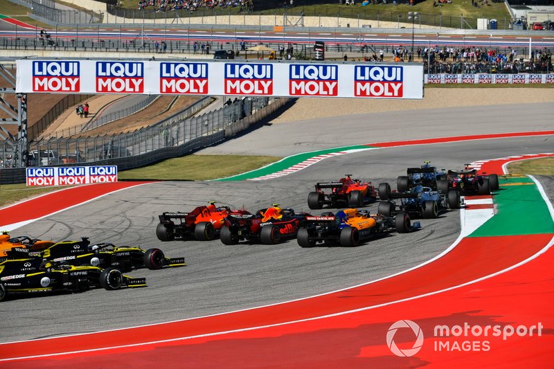 Alex Albon, Red Bull Racing RB15, et Carlos Sainz Jr., McLaren MCL34 entrent en collision au virage 1