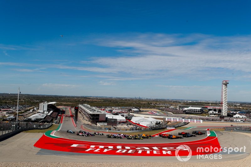 Valtteri Bottas, Mercedes AMG W10, mène le peloton au virage 1