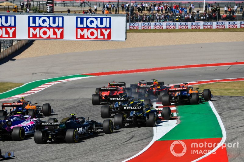 Alex Albon, Red Bull Racing RB15, et Carlos Sainz Jr., McLaren MCL34 entrent en collision au virage 1