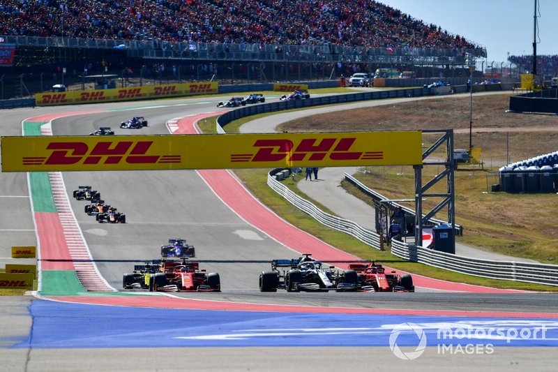 Lewis Hamilton, Mercedes AMG F1 W10, mène Charles Leclerc, Ferrari SF90 et Sebastian Vettel, Ferrari SF90 