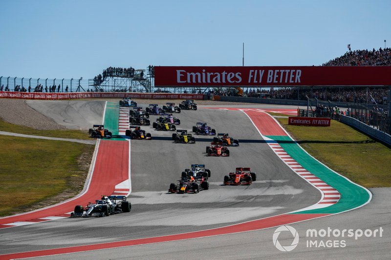 Valtteri Bottas, Mercedes AMG W10, en tête de Max Verstappen, Red Bull Racing RB15 et le reste du peloton