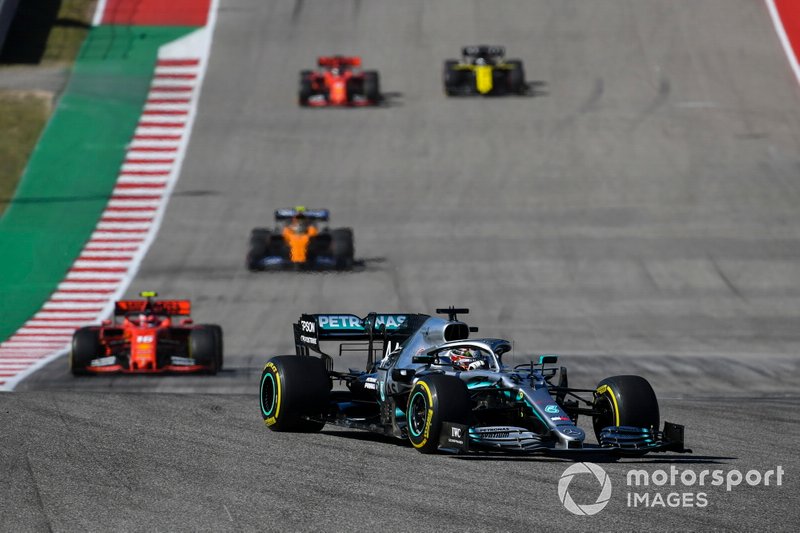 Lewis Hamilton, Mercedes AMG F1 W10, mène Charles Leclerc, Ferrari SF90, Lando Norris, McLaren MCL34, Sebastian Vettel, Ferrari SF90 et Daniel Ricciardo, Renault F1 Team R.S.19