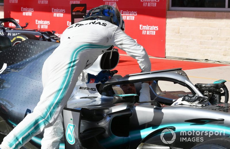Valtteri Bottas, Mercedes AMG F1, 1ère position, félicite Lewis Hamilton, Mercedes AMG F1, 2ème, à son arrivée au Parc Fermé