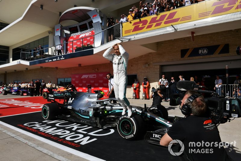 Lewis Hamilton, Mercedes AMG F1, 2ème position, célèbre dans le Parc Fermé après avoir remporté le titre de champion du monde des pilotes pour une sixième fois