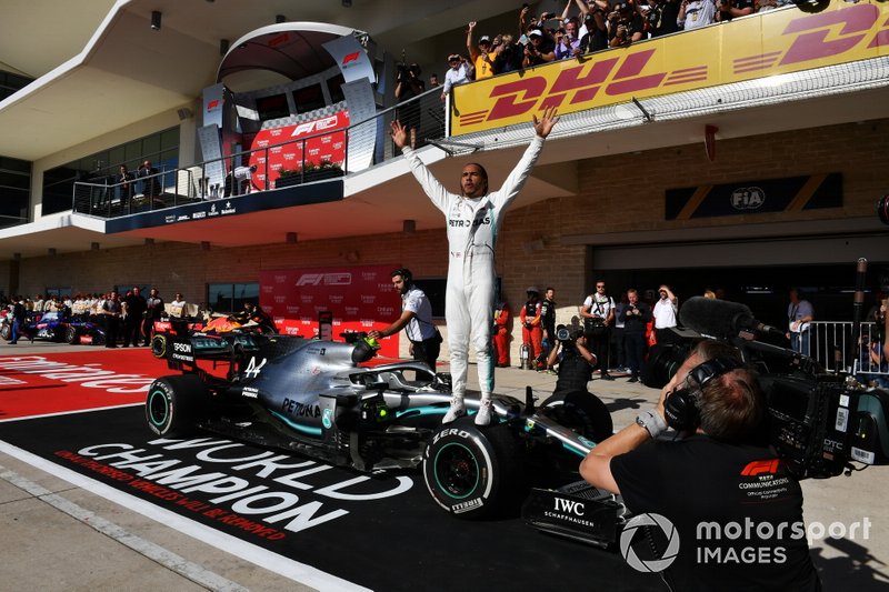 Lewis Hamilton, Mercedes AMG F1, 2ème position, célèbre dans le Parc Fermé après avoir remporté le titre de champion du monde des pilotes pour une sixième fois
