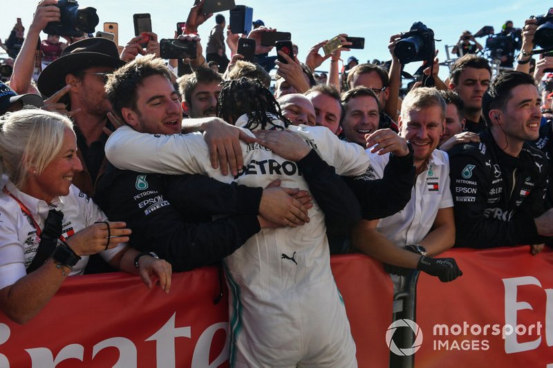 Lewis Hamilton, Mercedes AMG F1, 2ème position, fête avec son équipe, ses amis et sa famille au Parc Fermé après avoir remporté le titre de champion du monde des pilotes pour la sixième fois