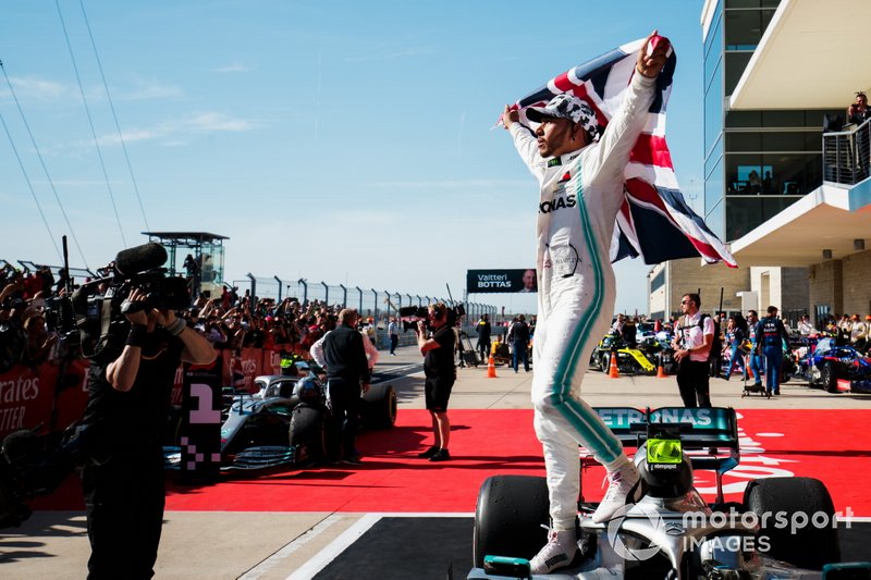 Lewis Hamilton, Mercedes AMG F1, 2ème position, fête avec un drapeau de lUnion à Parc Fermé après avoir décroché son sixième titre de champion du monde des pilotes