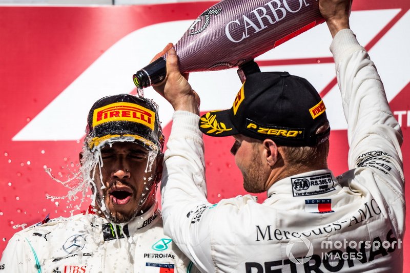 Valtteri Bottas, Mercedes AMG F1, 1ère position, déverse Champagne sur la tête de Lewis Hamilton, Mercedes AMG F1, 2ème position, sur le podium