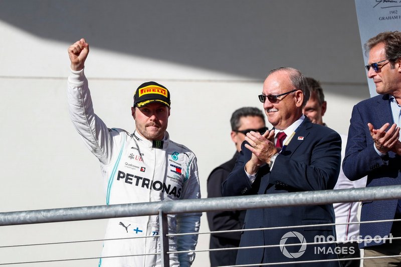Valtteri Bottas, Mercedes AMG F1, 1ère position, arrive sur le podium