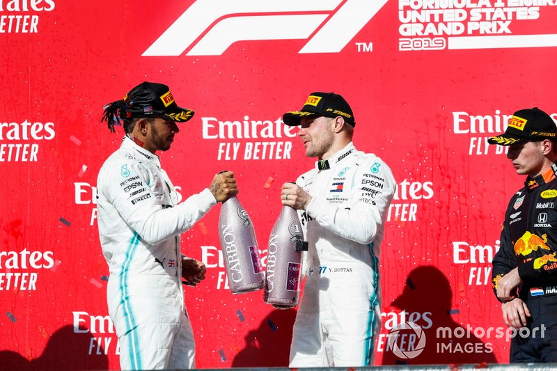Lewis Hamilton, Mercedes AMG F1, et Valtteri Bottas, Mercedes AMG F1, célèbrent sur le podium avec Max Verstappen, Red Bull Racing 