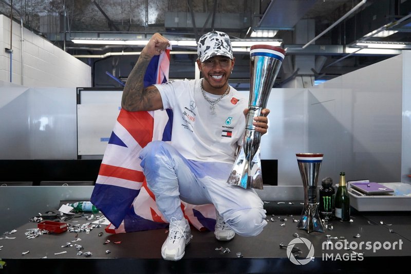 Lewis Hamilton, Mercedes AMG F1, célèbre sa victoire au championnat du monde