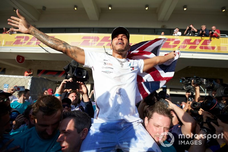 Lewis Hamilton, Mercedes AMG F1, lève le drapeau de lUnion après avoir remporté le championnat du monde
