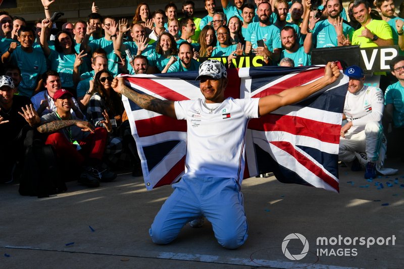 Lewis Hamilton, Mercedes AMG F1, 2ème position, célèbre avec son équipe après avoir obtenu son 6ème titre de pilote