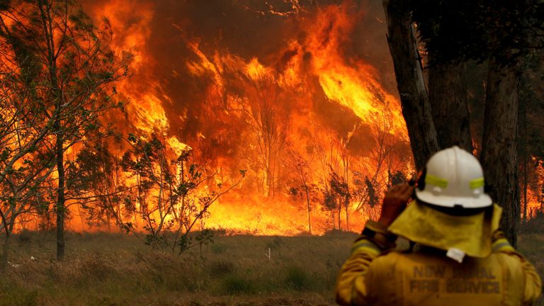 Les pompiers ont demandé aux personnes confrontées à la menace d’incendie de prendre des mesures dès maintenant.