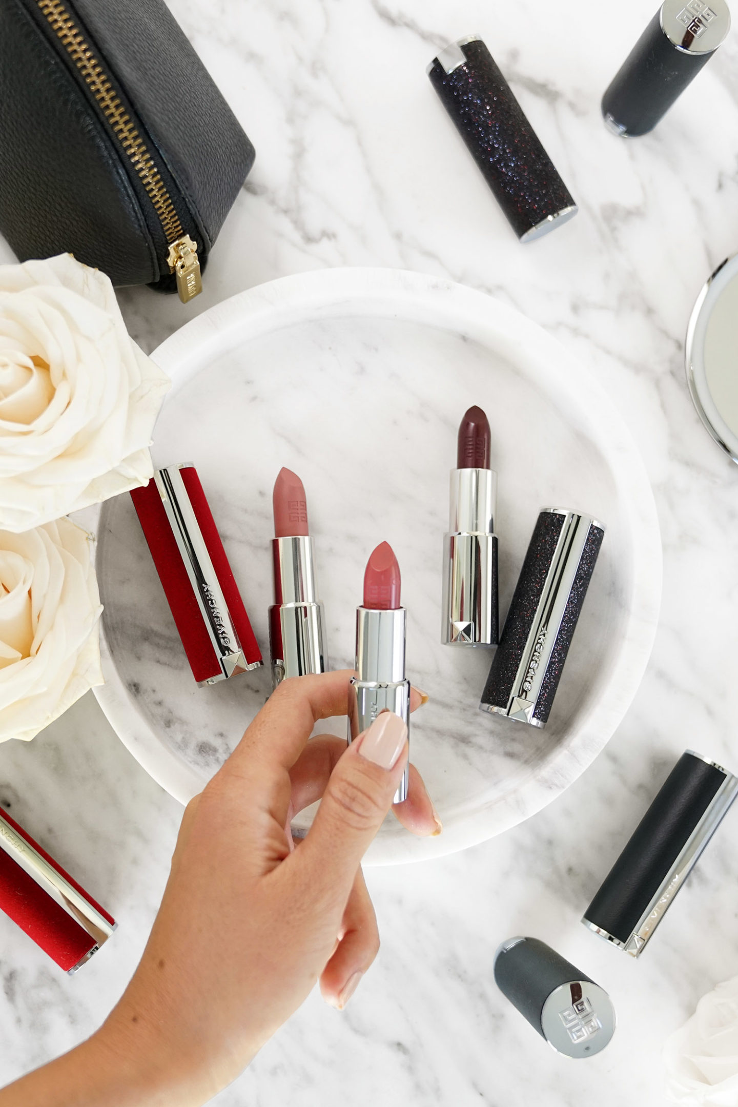 Givenchy Le Rouge "width =" 1080 "height =" 1620 "srcset =" https://camaraderielimited.fr/wp-content/uploads/2019/11/1573684110_492_3-Givenchy-LeRouge-Lipstick-1440x2160.jpg 1440w, https: //thebeautylookbook.com/wp-content/uploads/2019/11/3-Givenchy-LeRouge-Lipstick-800x1200.jpg 800w, https://thebeautylookbook.com/wp-content/uploads/2019/11/3-Givenchy -LeRouge-Lipstick-67x100.jpg 67w, https://thebeautylookbook.com/wp-content/uploads/2019/11/3-Givenchy-LeRouge-Lipstick-1080x1620.jpg 1080w, https://thebeautylookbook.com/wp -content / uploads / 2019/11/3-Givenchy-LeRouge-Lipstick.jpg 1500w "tailles =" (largeur maximale: 1080px) 100vw, 1080px "données-jpibfi-post-excerpt =" Rouge à lèvres avec le nouveau Givenchy revisité Le Rouge. Trois formules sont proposées: Classic, Deep Velvet et Night Noir avec des échantillons. "Data-jpibfi-post-url =" https://thebeautylookbook.com/2019/11/luxury-lips-with-givenchy-le-rouge. html "data-jpibfi-post-title =" Lèvres de luxe avec Givenchy Le Rouge "data-jpibfi-src =" https://thebeautylookbook.com/wp-content/uploads/2019/11/3-Givenchy-LeRouge-Lipstick -1440x2160.jpg "/></p>
<p><img loading=