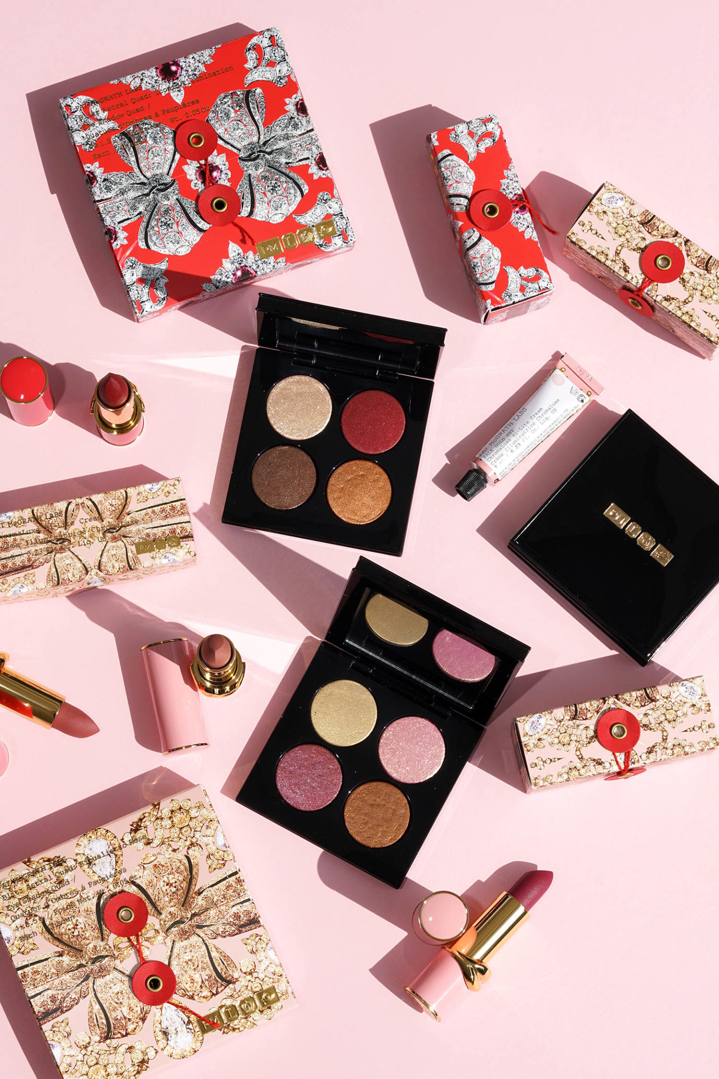 Vacances d'Opulence Obsessive de Pat McGrath Labs 2019 "width =" 1080 "height =" 1619 "srcset =" https://thebeautylookbook.com/wp-content/uploads/2019/11/Pat-McGrath-Labs-Opulence-Hopean2019-1440x215 .jpg 1440w, https://thebeautylookbook.com/wp-content/uploads/2019/11/Pat-McGrath-Labs-Opulence-Holiday2019-800x1199.jpg 800w, https://thebeautylookbook.com/wp-content/ /2019/11/Pat-McGrath-Labs-Opulence-Holiday2019-67x100.jpg 67w, https://thebeautylookbook.com/wp-content/uploads/2019/11/Pat-McGrath-Labs-Opulence-Holiday2019-1080x1619. jpg 1080w, https://thebeautylookbook.com/wp-content/uploads/2019/11/Pat-McGrath-Labs-Opulence-Holiday2019.jpg 1500w "tailles =" (largeur maximale: 1080px) 100vw, 1080px "données jpibfi-post-excerpt = "Choix de vacances d’Opulence Obsessive 2019 de Pat McGrath Labs. Revue et échantillons de sélections de vacances, lèvres et crème hi-lite sélectionnés. "Data-jpibfi-post-url =" https://thebeautylookbook.com/2019/11/pat-mcgrath-labs-obsessive-opulence-holiday- 2019.html "data-jpibfi-post-title =" Vacances d'opulence obsessionnelle de Pat McGrath Labs 2019 "data-jpibfi-src =" https://thebeautylookbook.com/wp-content/uploads/2019/11/Pat-McGrath- Labs-Opulence-Holiday2019-1440x2159.jpg "/></p>
<p>La collection d'opulence obsessionnelle de Pat McGrath Labs pour les vacances 2019 a été lancée et je jette un coup d'œil à certaines pièces aujourd'hui. Le lancement est similaire à la version de l’année dernière où il existe trois thèmes de couleurs et emballages différents. L’équipe de Pat McGrath Labs a gentiment envoyé un beau dossier de presse contenant des éléments des trois thèmes (rouge, rose et bleu), mais j’ai décidé de n’examiner que les éléments que je pensais réellement porter (ceux à thème rouge et rose). Tout est fidèle au style de Pat McGrath pour les vacances: opulent, glamour, luxe et audacieux.</p>
<p>Ce que j’ai inclus dans mon évaluation du lancement de Holiday 2019:</p>
<p>Vous pouvez trouver la collection complète sur la page Fêtes 2019 de Pat McGrath Obsessive Opulence. Il existe d'autres duos de rouges à lèvres dans des emballages spéciaux, mais toutes les couleurs sont des reproches de la gamme régulière. Un certain nombre de forfaits vacances sont proposés à un prix avantageux. J'ai omis de passer en revue le fard à paupières bleu, les rouges à lèvres bleus et la crème hi-lite bleue.</p>
<p style=