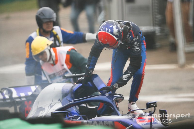 Daniil Kvyat, Toro Rosso STR14 sortant de la voiture 