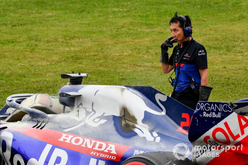 Voiture de Daniil Kvyat, Toro Rosso STR14 récupérée par des ingénieurs 