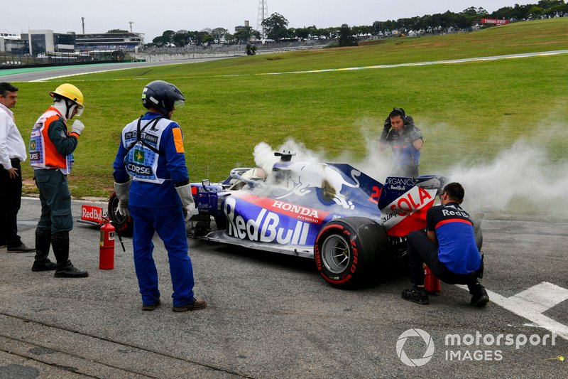 Voiture de Daniil Kvyat, Toro Rosso STR14 récupérée par des ingénieurs 
