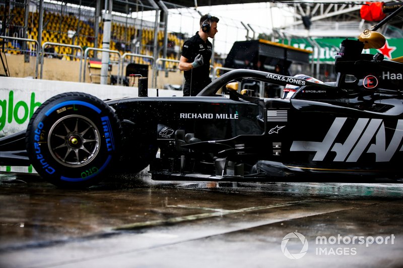Romain Grosjean, le F1 Team Haas VF-19, quitte le garage