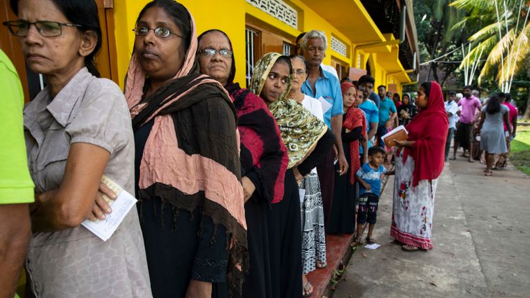 Les Sri Lankais font la queue pour voter samedi