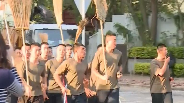 Des soldats de l'Armée de libération du peuple (APL) ont participé au nettoyage à l'extérieur de l'université baptiste de Hong Kong, lieu des affrontements plus tôt dans la semaine.