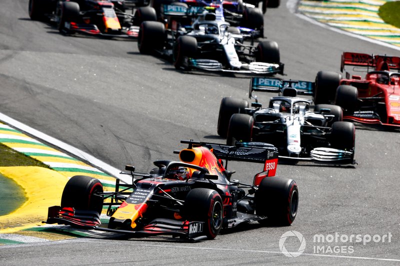 Max Verstappen, Red Bull Racing RB15, mène dans les premiers virages