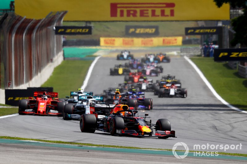 Max Verstappen et Red Bull Racing RB15 mènent Lewis Hamilton, Mercedes AMG F1 W10 et Sebastian Vettel, Ferrari SF90 au début de la course