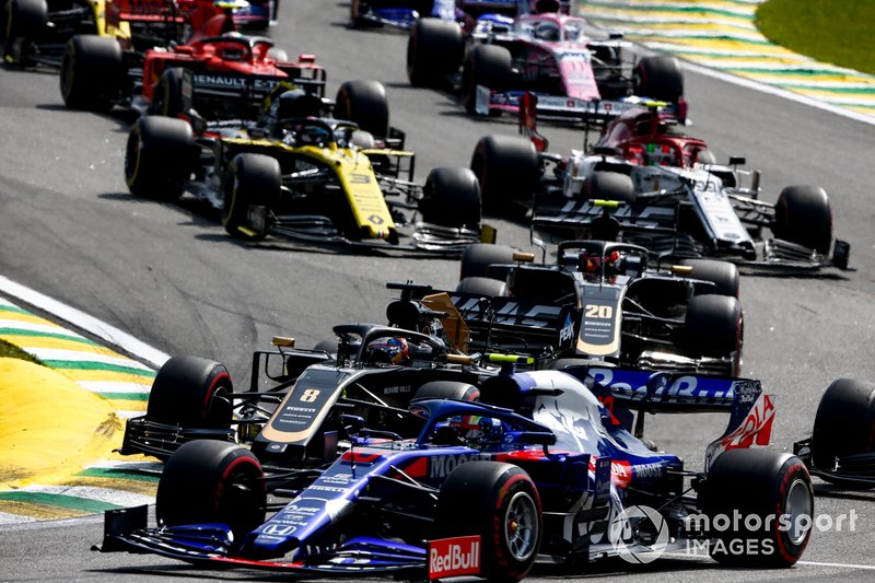 Pierre Gasly, Toro Rosso STR14, mène le peloton dans les premiers virages