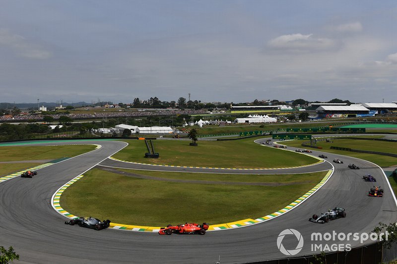 Alexander Albon, Red Bull RB15, mène Lewis Hamilton, Mercedes AMG F1 W10, Sebastian Vettel, Ferrari SF90, Valtteri Bottas, Mercedes AMG W10 et Alexander Albon, Red Bull RB15