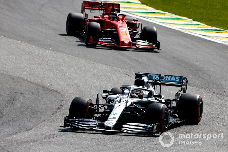 Lewis Hamilton, Mercedes AMG F1 W10, mène Sebastian Vettel, Ferrari SF90, et Valtteri Bottas, Mercedes AMG W10