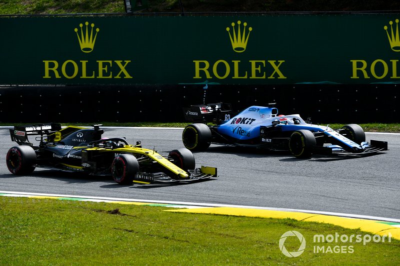 Daniel Ricciardo, Renault F1 Team R.S.19 et George Russell, Williams Racing FW42 bataille 
