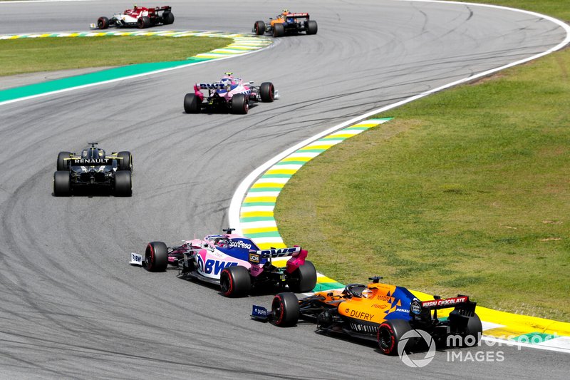 Lance Stroll, Racing Point RP19, mène Daniel Ricciardo, Renault F1 Team R.S.19, Sergio Perez, Racing Point RP19 et Carlos Sainz Jr., McLaren MCL34