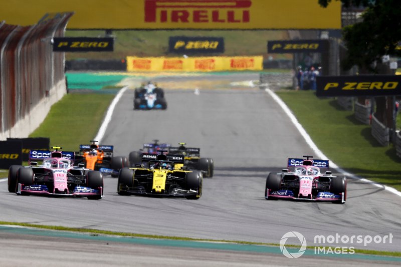 Lance Stroll, Racing Point RP19, aux prises avec Daniel Ricciardo, Renault F1 Team R.S.19, et Sergio Perez, Racing Point RP19