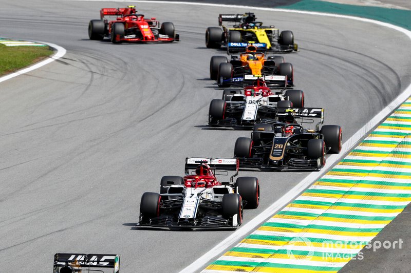 Kimi Raikkonen, Alfa Romeo Racing C38, mène Kevin Magnussen, Haas F1 Team VF-19, Antonio Giovinazzi, Alfa Romeo Racing C38, Lando Norris, McLaren MCL34, Daniel Ricciardo, Renault F1 Team R.S.19 et Charles Leclerc, Ferrari SF90