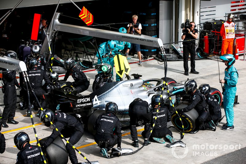Lewis Hamilton, Mercedes AMG F1 W10, sarrête