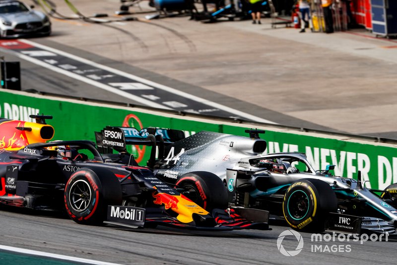 Lewis Hamilton, Mercedes AMG F1 W10, aux prises avec Max Verstappen, Red Bull Racing RB15, à la première reprise