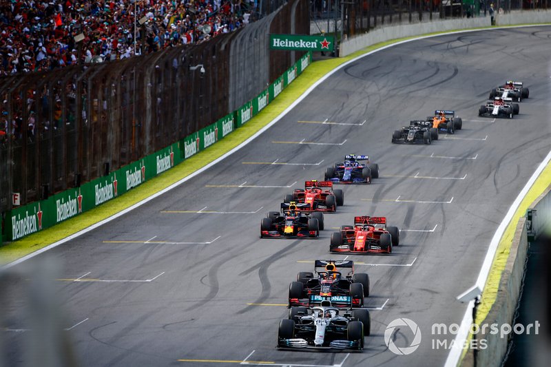 Lewis Hamilton, Mercedes AMG F1 W10, mène Max Verstappen, Red Bull Racing RB15, Sebastian Vettel, Ferrari SF90, Alexander Albon, Red Bull RB15, Charles Leclerc, Ferrari SF90 et le reste du peloton à la première reprise