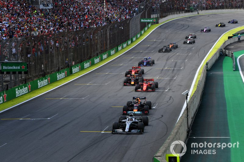 Lewis Hamilton, Mercedes AMG F1 W10, mène Max Verstappen, Red Bull Racing RB15, Sebastian Vettel, Ferrari SF90, Alexander Albon, Red Bull RB15, Charles Leclerc, Ferrari SF90 et le reste du peloton à la fin de la première période de Safety Car
