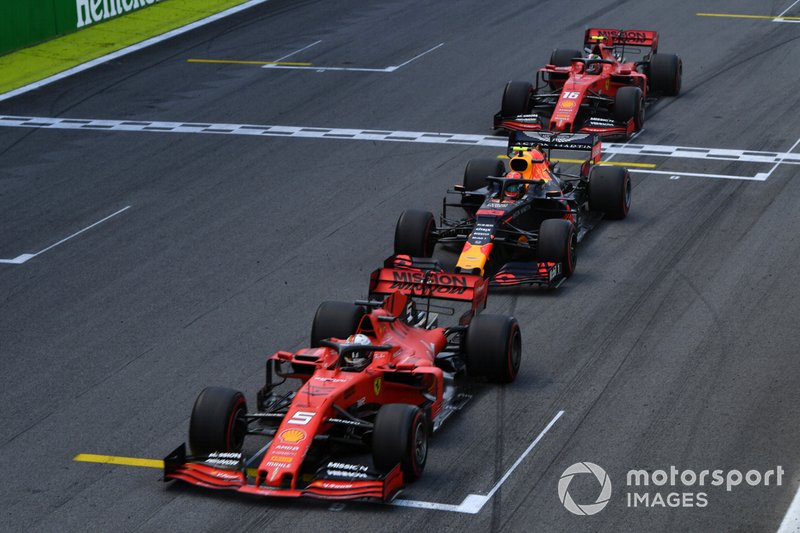 Sebastian Vettel, Ferrari SF90, mène Alexander Albon, Red Bull RB15, et Charles Leclerc, Ferrari SF90, à la fin de la première période de voiture de sécurité