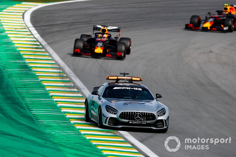 Max Verstappen, Red Bull Racing RB15 et Alexander Albon, Red Bull RB15 derrière la voiture de sécurité 
