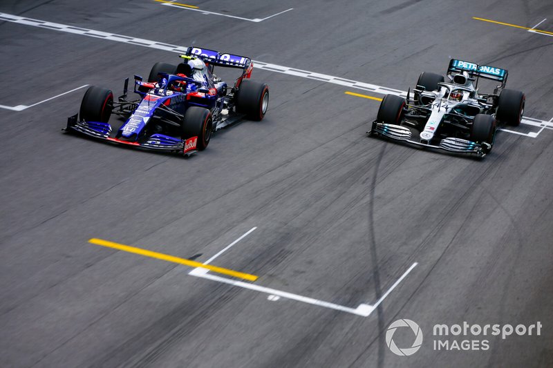 Pierre Gasly et Toro Rosso STR14 franchissent la ligne darrivée, suivis de Lewis Hamilton et Mercedes AMG F1 W10 