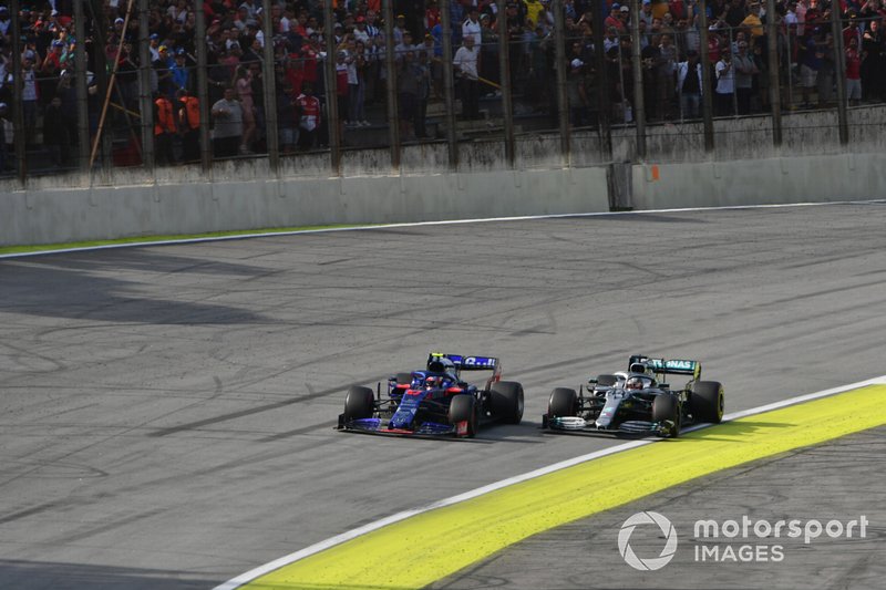 Pierre Gasly, Toro Rosso STR14 et Lewis Hamilton, Mercedes AMG F1 W10, courent vers le drapeau à damier
